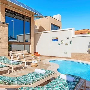 luxury-villa-heated-pool-yacuzzi-300-m-to-beach.adeje-hotels.com/